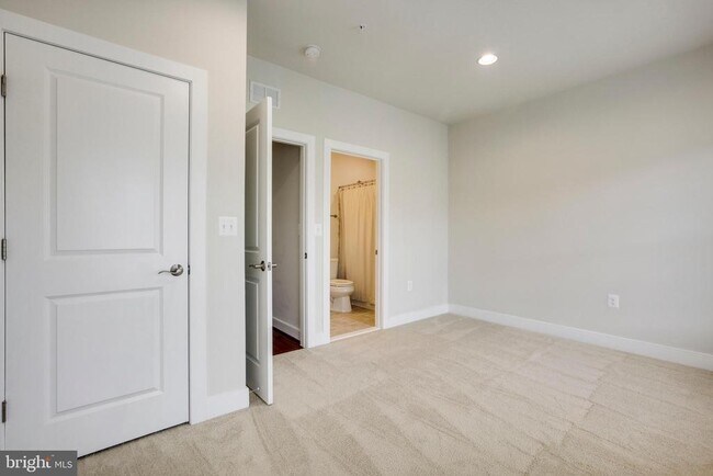 Building Photo - 723 Diamond Ave