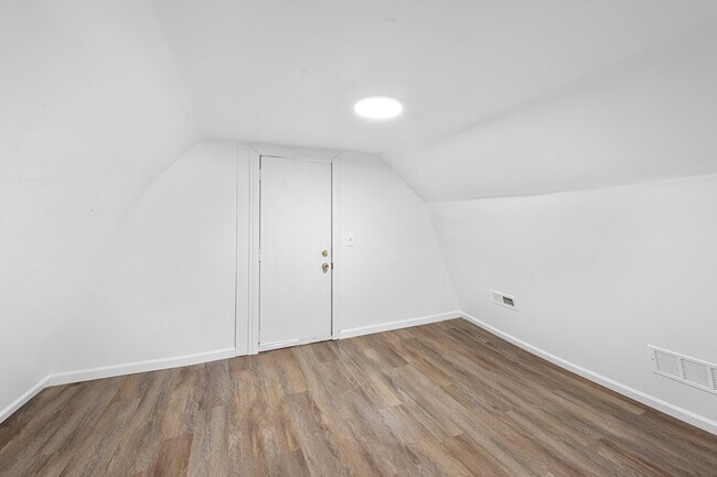 Building Photo - 31 Heights Rd