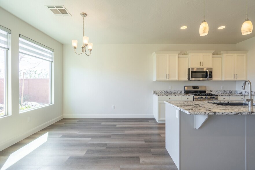 Building Photo - 3158 E Fuchsia Dr