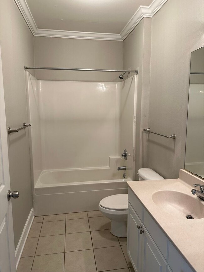 Building Photo - FIRST FLOOR APARTMENT COMMUNITY POOL!
