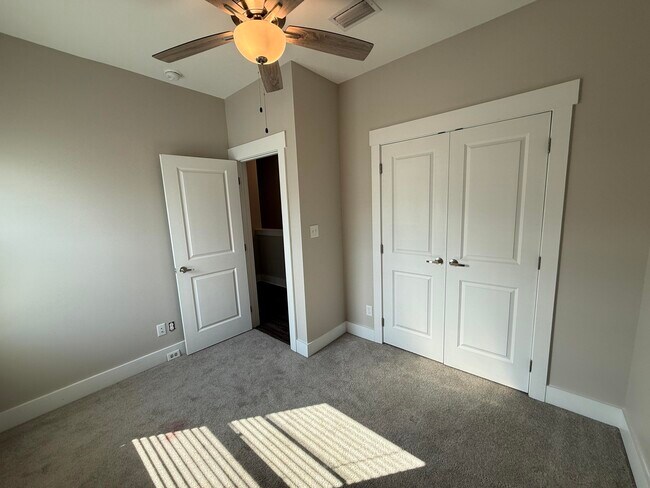 Building Photo - 202 Date Palm Ln