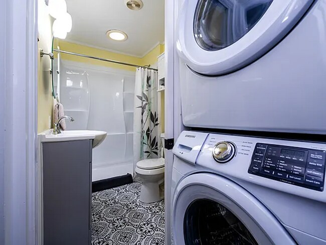 Building Photo - 2-bedroom, 1.0 bathroom Home within walkin...