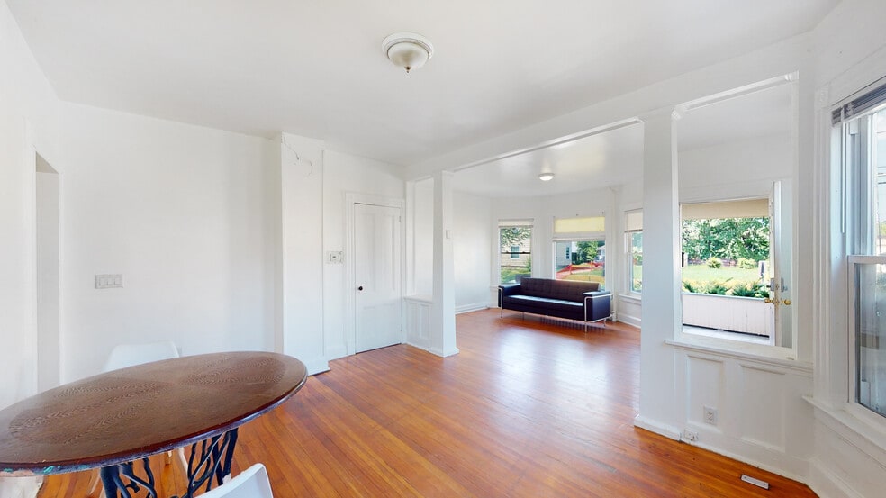 Primary Photo - 146 Beethoven St