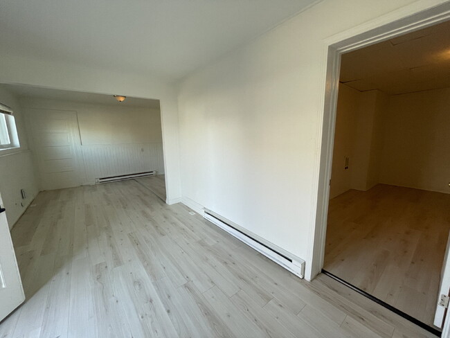 Building Photo - 3 bed 1 bath ground level apartment with n...