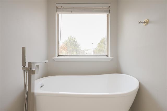 Building Photo - 532 Lake Forest Dr