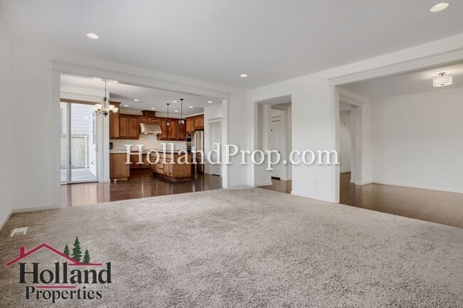 Building Photo - Spacious 4-Bedroom Portland Home with Fenced Yard, Fireplace & Modern Finishes!