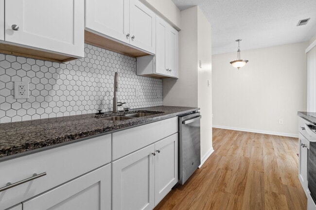 Building Photo - 908 Spinnaker Ct