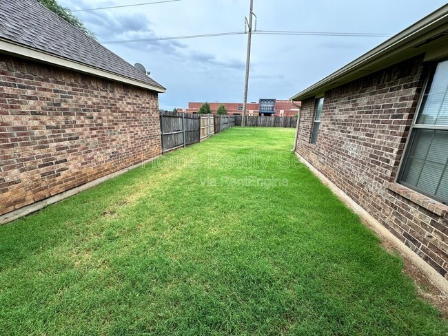 Building Photo - 1306 SW 25th St