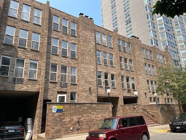 Primary Photo - 744 W Gordon Terrace