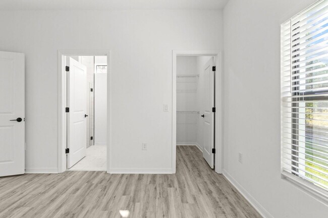 Building Photo - 548 Knapp St