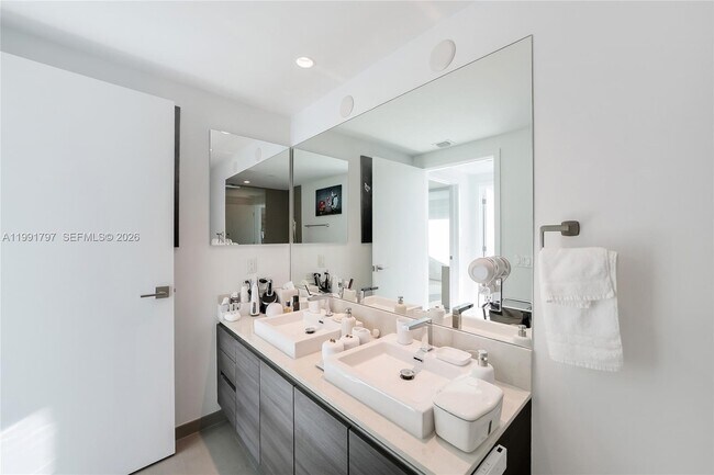 Building Photo - 1080 Brickell Ave