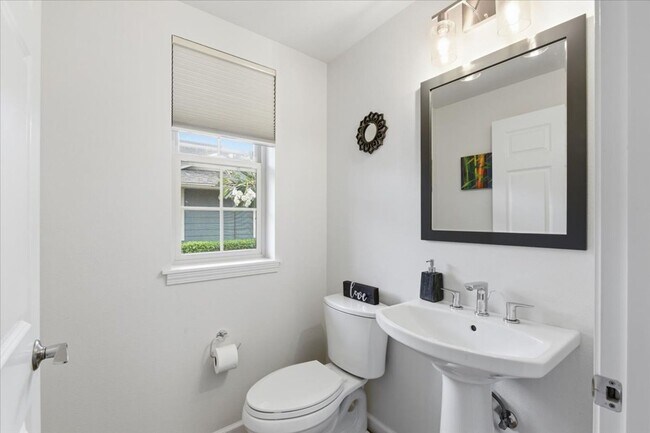 Building Photo - Modern Living in One of Lahaina’s Most Desirable Communities