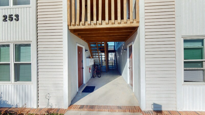 Building Photo - 253 White Oak Rd