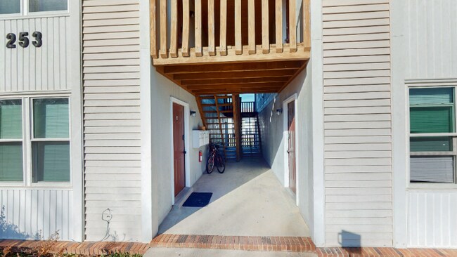 Building Photo - 253 White Oak Rd