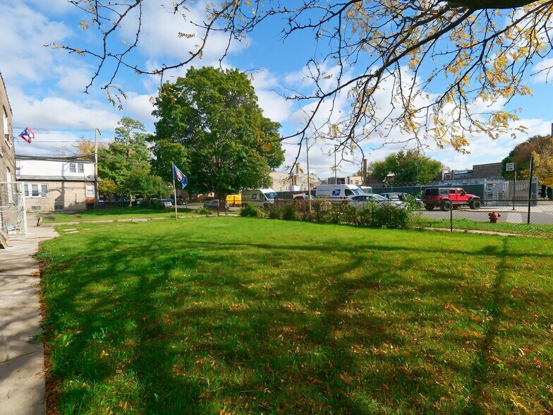 Building Photo - 5004 W Armitage Ave