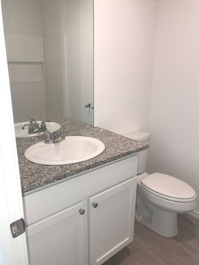 Building Photo - Beautiful home with great amenities!