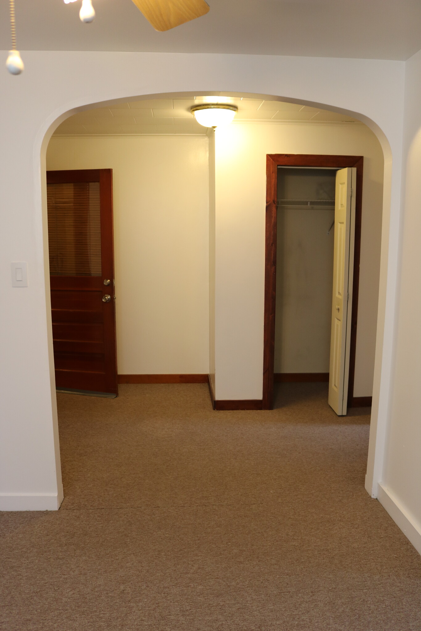foyer - 239 Elm St