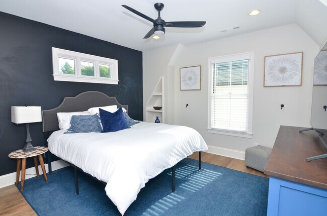 Building Photo - Fully Furnished in Downtown Franklin