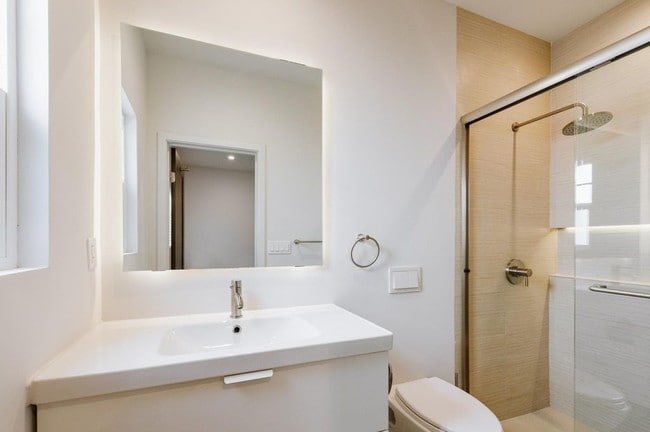 bedroom 3 ensuite bathroom - 5257 S San Vicente Blvd