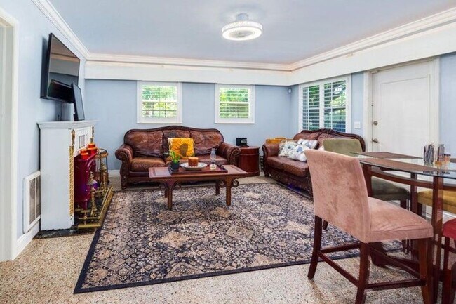 Building Photo - 145 SE 3rd Ave