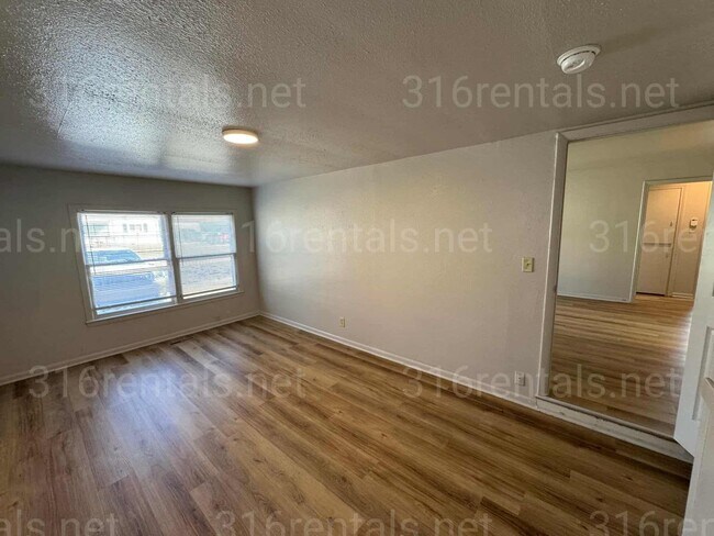 Building Photo - $1050 - 3 bed 1 bath - Single Family Home