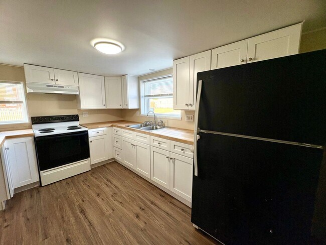 Building Photo - 165 N Hanover St