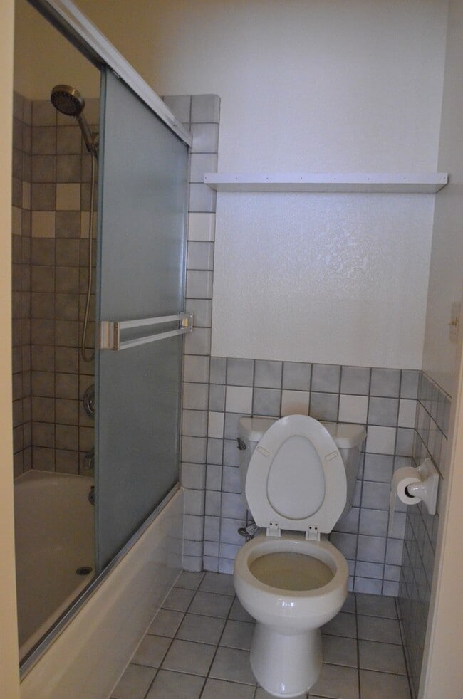 Building Photo - Ground Floor Condo in Wonderful Warm Sprin...