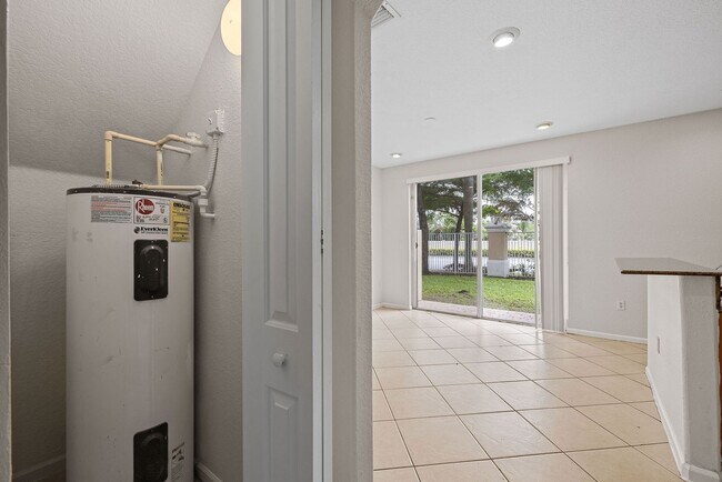 Building Photo - 8401 SW 25th Ct