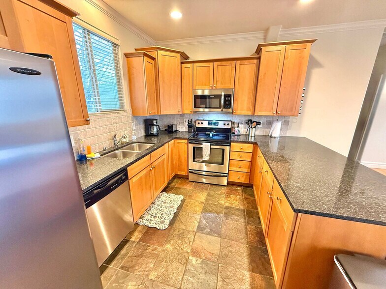 Building Photo - 625 E 200 S