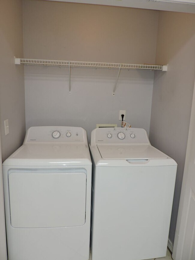 Building Photo - Easy access to interstate, shopping & hosp...