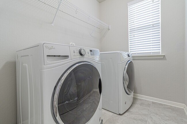 Building Photo - GORGEOUS 4BR 2.5 BATH WITH LOTS OF NEIGHBORHOOD AMENITIES! Available August 7th!