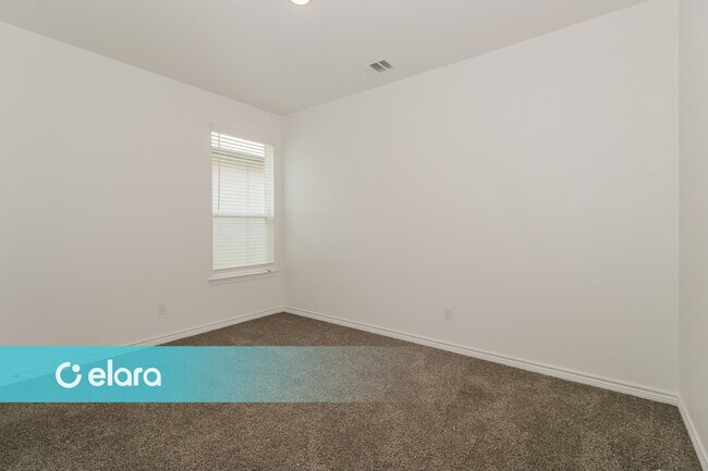 Building Photo - 2219 HORNBEAM ST