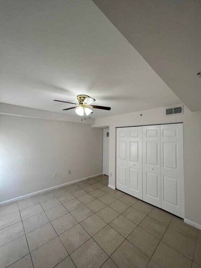 Building Photo - 161 SW Palm Dr