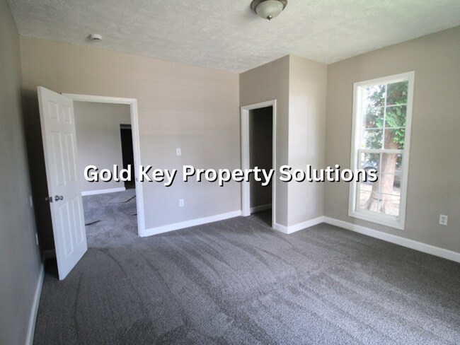 Building Photo - 3 BR 1 BA House with New Carpet and Paint ...