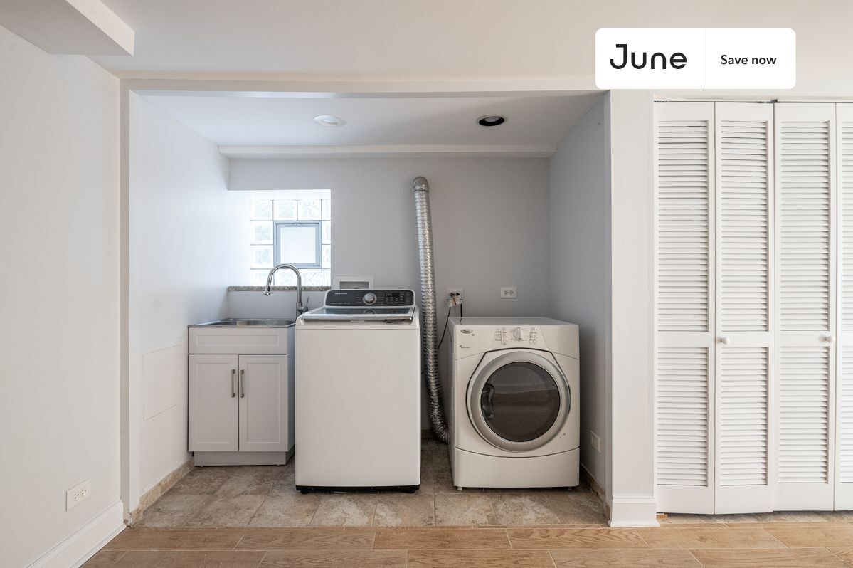 Building Photo - 3020 N Sawyer Ave