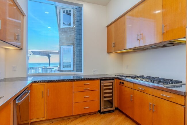 Building Photo - Extraordinary 5-Bed / 5-Bath Oceanfront Pr...