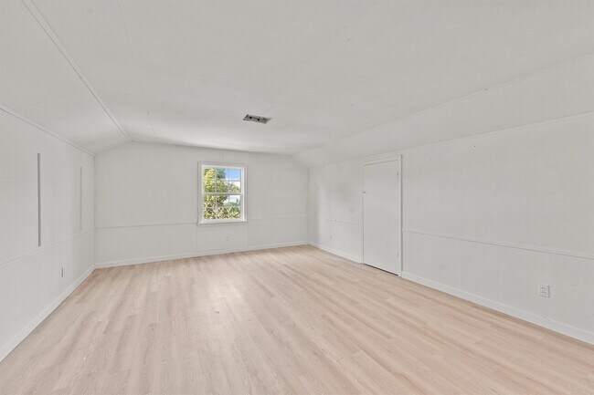 Building Photo - 22 13th Ave N