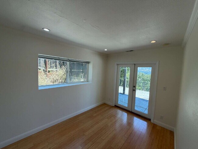 Building Photo - "Charming 2-Bedroom Retreat with Granite Accents & Gleaming Hardwood Floors in Lafayette!"