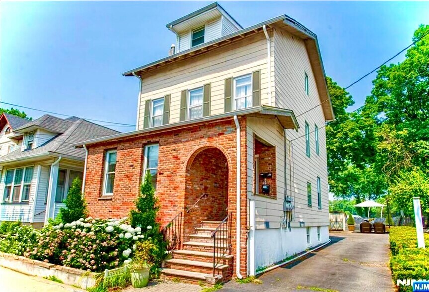 Building Photo - 45 Essex Ave