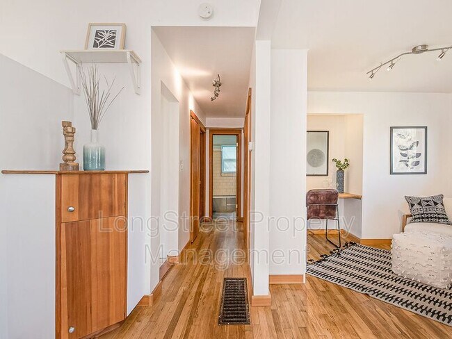 Building Photo - 1066 NE Madrona St