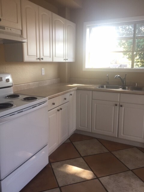 Building Photo - Gorgeous Las Vegas Country Club Townhome F...