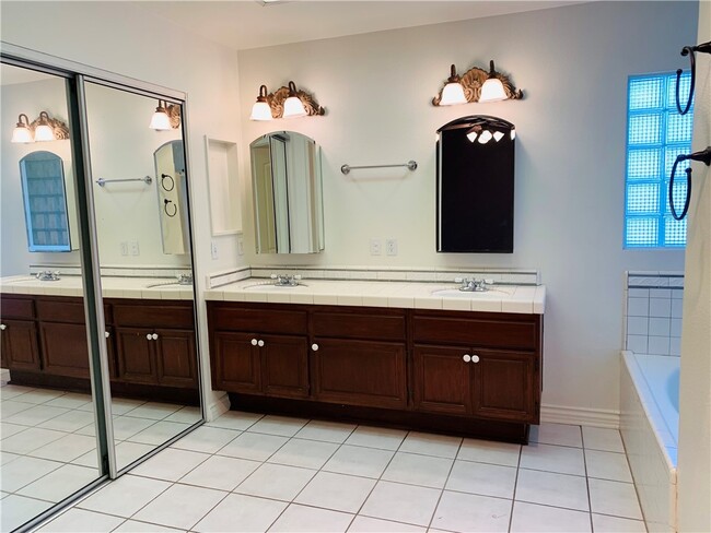 Building Photo - 23665 Meadcliff Pl