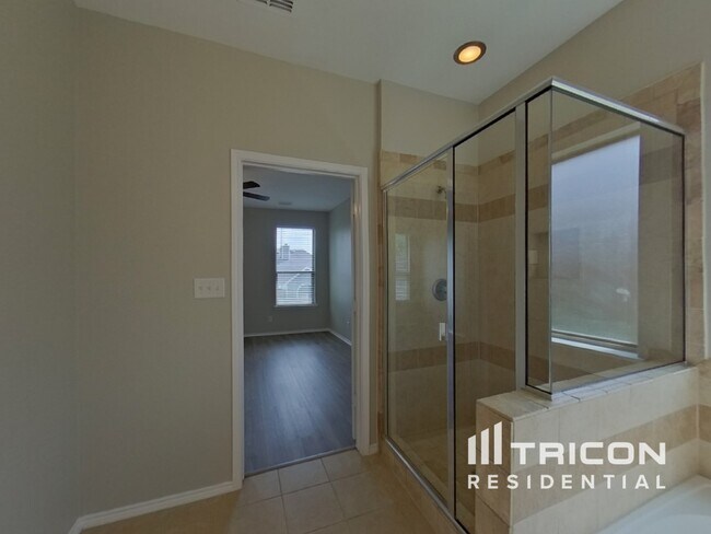 Building Photo - 2989 Lakeview Cir