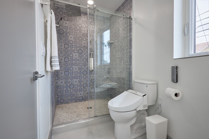 Building Photo - 2929 S La Brea Ave