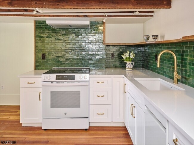 Building Photo - 46 York St