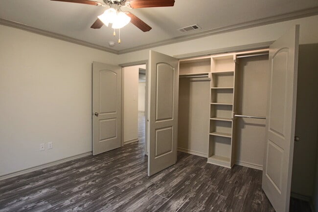 Building Photo - Beautiful 3 Bedroom 2 Bathroom Townhouse i...