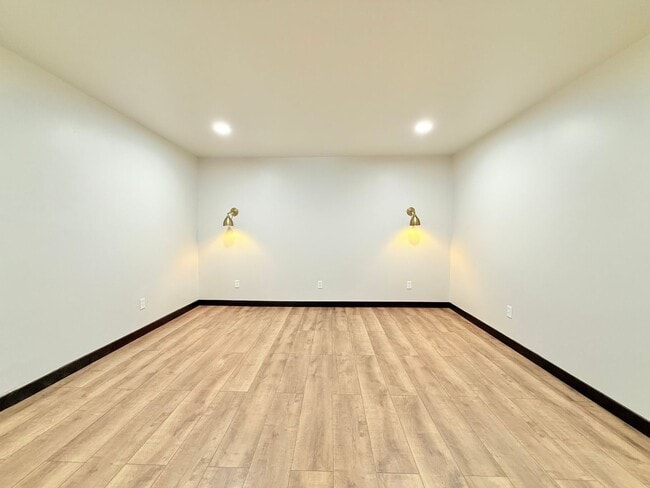 Building Photo - Beautifully Updated 2-Bedroom Home in Sandy!