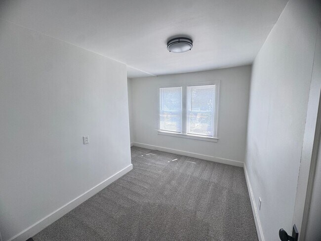 Building Photo - Adorable 3 bedroom home with central air a...