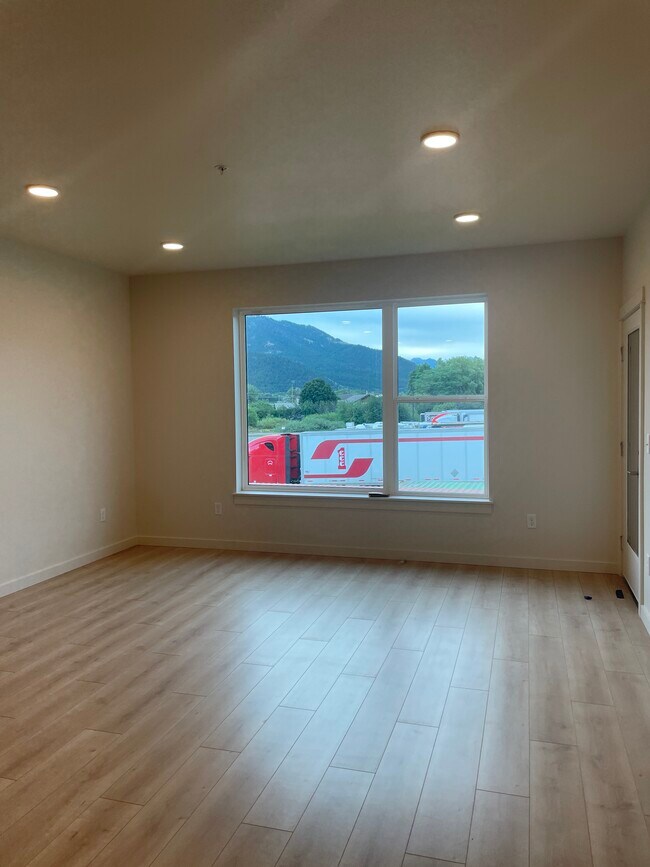 Building Photo - 2221 Willow Dr