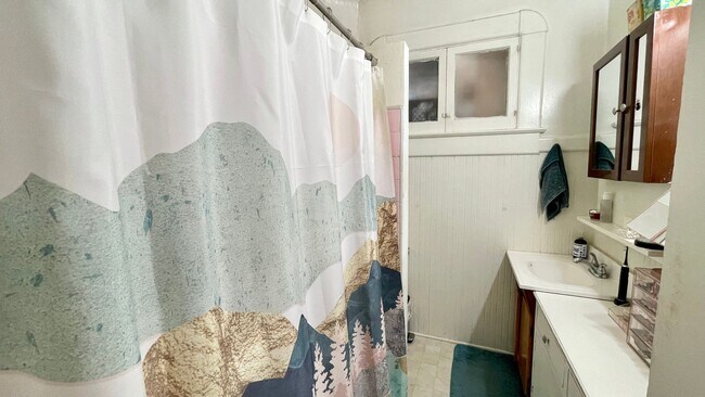 Building Photo - 1-Bedroom Apartment in Historic Albert Hou...